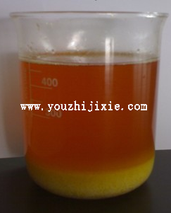 毛油加入磷酸和熱水后，底部黃色的那層是析出來的磷脂